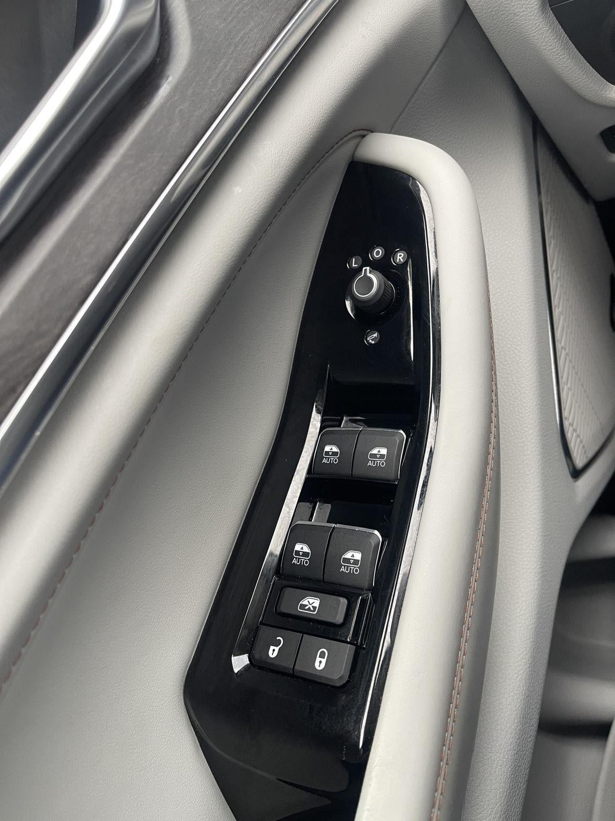 2022 Jeep Grand Cherokee Overland 19