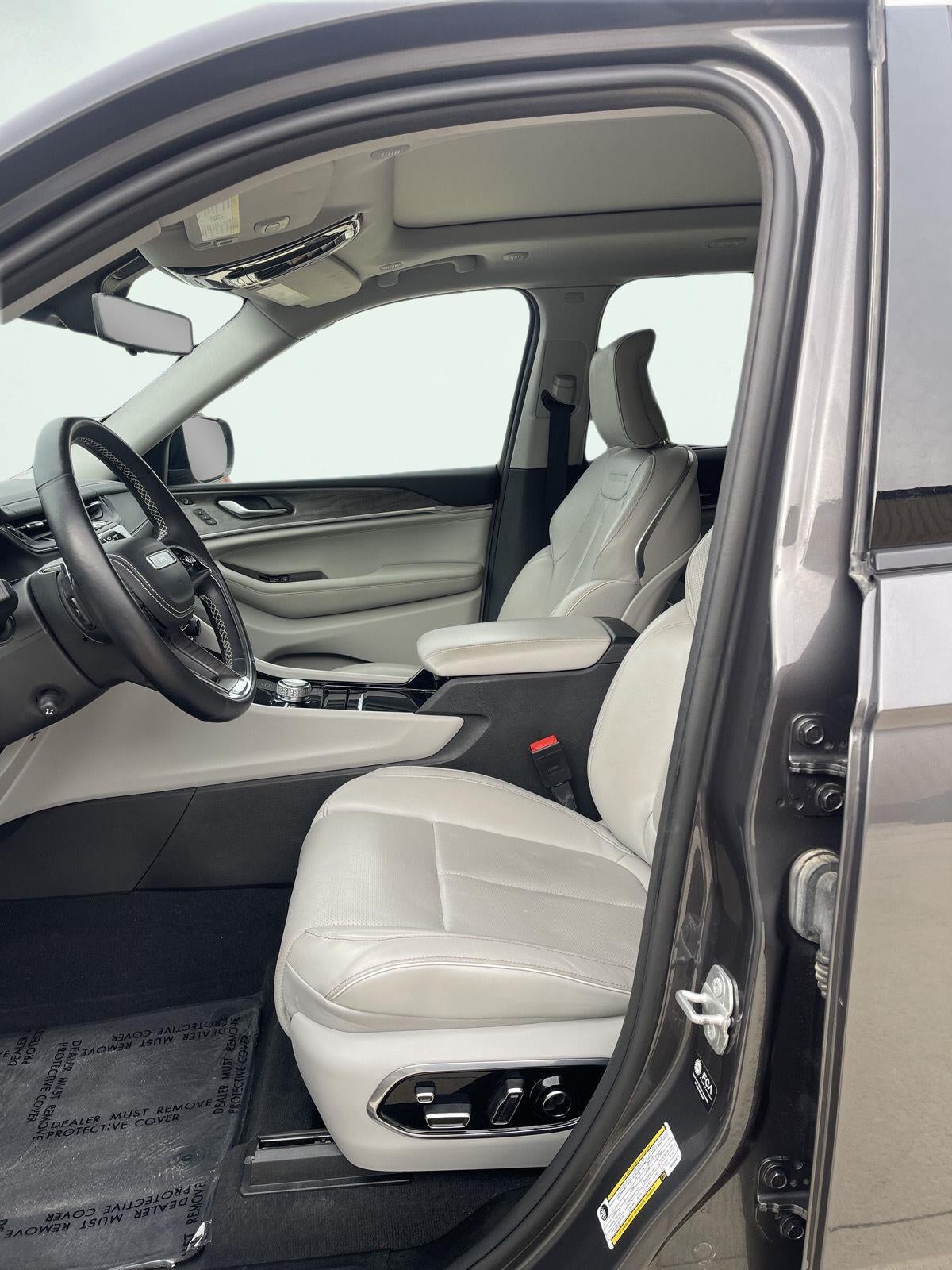 2022 Jeep Grand Cherokee Overland 2