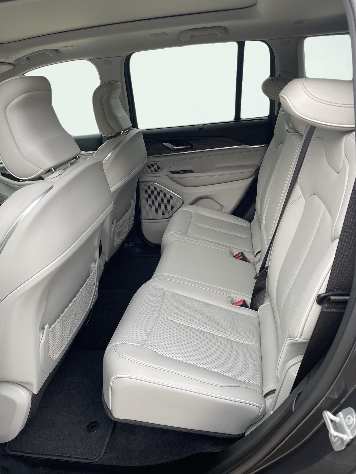 2022 Jeep Grand Cherokee Overland 3