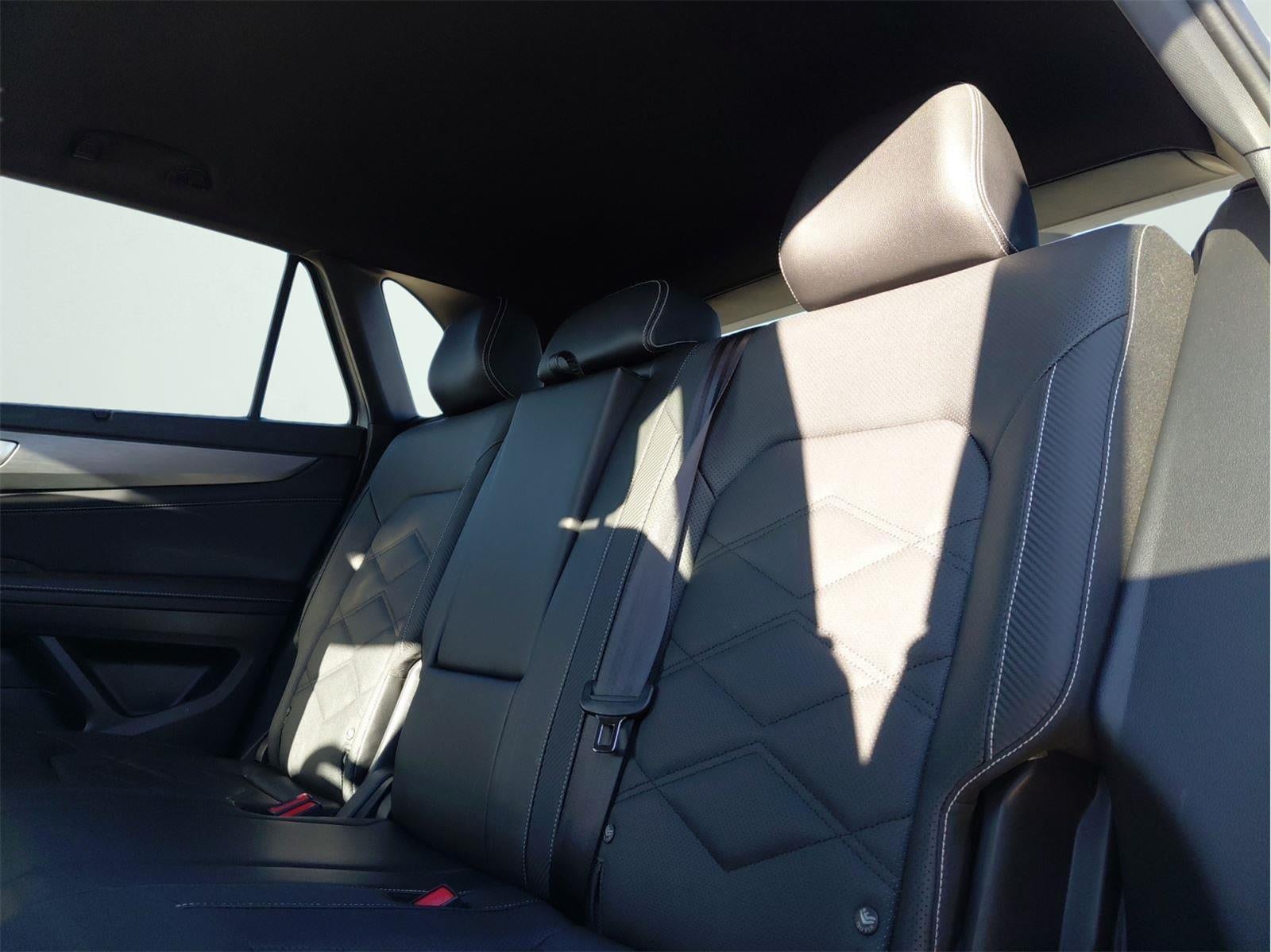 2025 Volkswagen Atlas Cross Sport 2.0T SE w/Technology